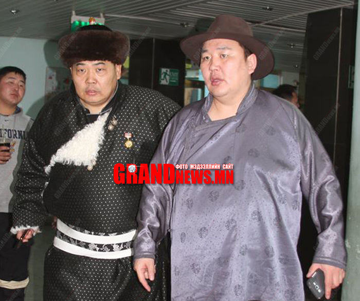 Сүрийг үзүүлсэн бэлтэй эрчүүд