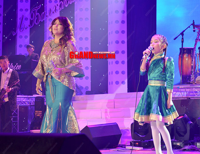 Зууны манлай охиноо дуучин болгоно