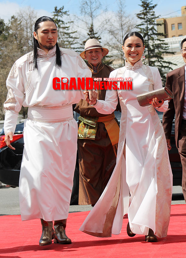 Драмын залуу хосууд цагаан дээлээр ижилсэв