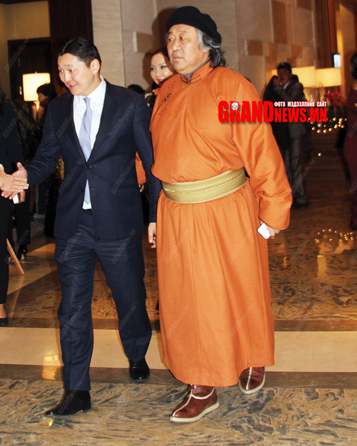 Аав хүү гээд алиалаад байгаарай!