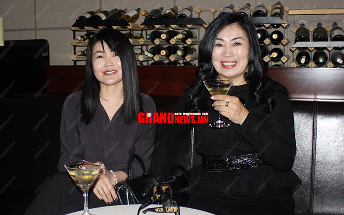 Өөрөөсөө 9 хуруу өндөр залуутай явж байхаар ... 