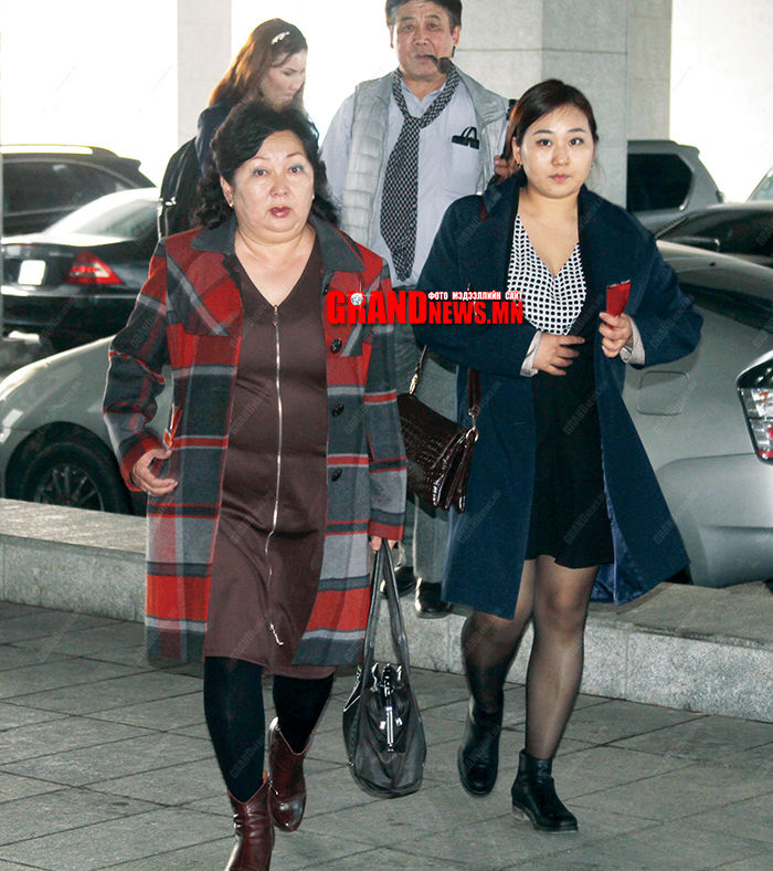 Бид гэр бүлээрээ театрын цэргүүд!