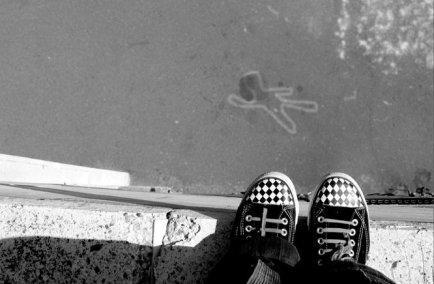 Хүүхдүүд хоорондоо маргалдаж дээврээс үсрэхийг завджээ