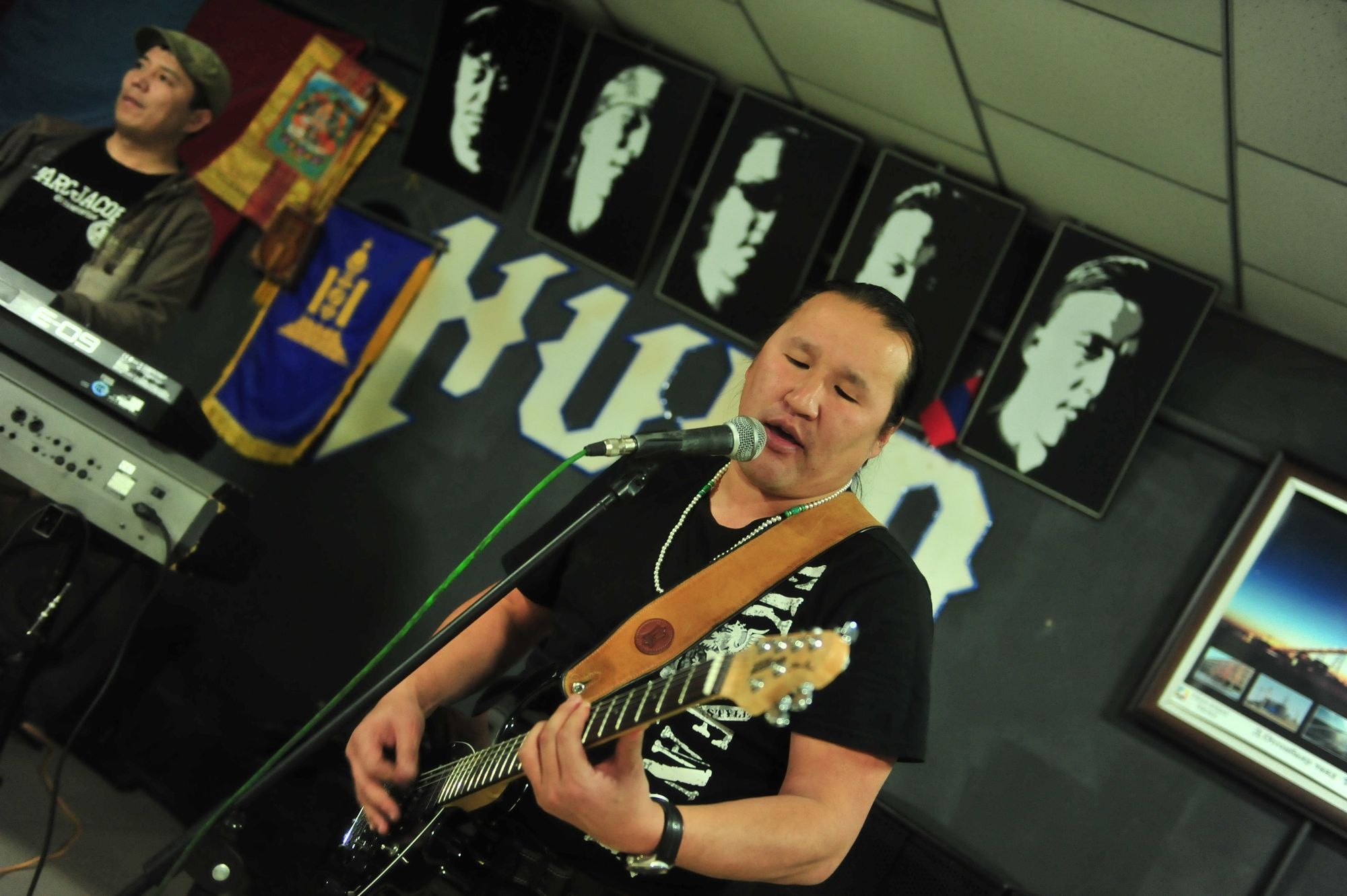 ”Хурд” хамтлагийн ”Бүсгүй” тоглолтын бэлтгэл үргэлжилсээр...