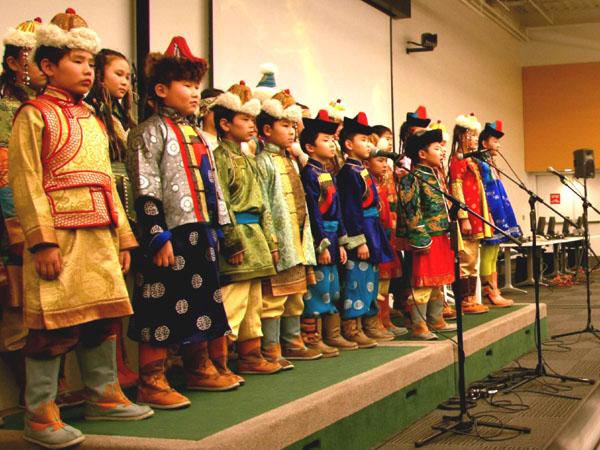 Анх удаа ийм олон найрал дуучид 