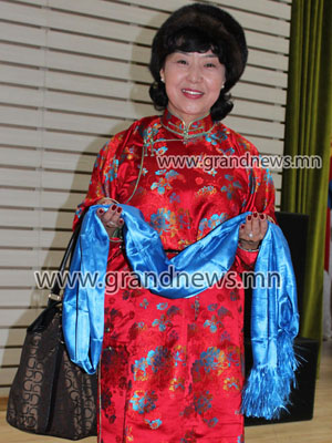 Саальчин бүсгүй минь сайн улс төрч болоорой