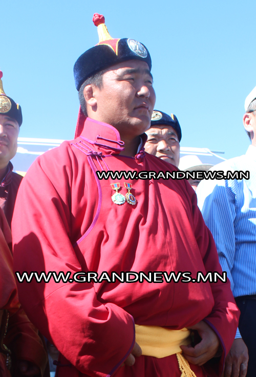 Бөхчүүдээ шагналаа