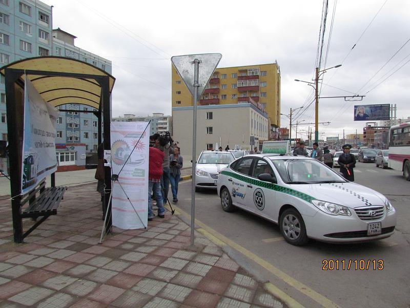 Такси болон хүүхдийн автобус нэгдүгээр эгнээгээр зорчино