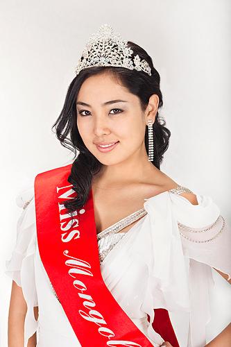 Мисс Б.Бадамцэцэг эмч болж эмнэлэгтэй болно…