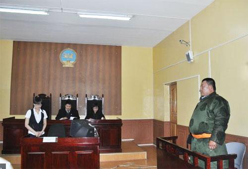 Улаанхүү начин анхан шатны шүүхэд ирлээ