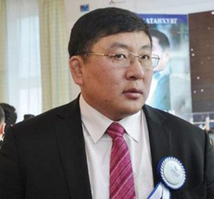 Гантогтох гарьд зодог, шуудагаа костьюм, зангиагаар солив 