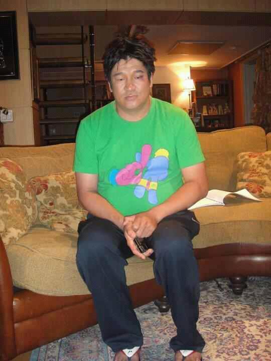 Ёстой нөгөө “долоон буудал чирүүлсэн юм шиг” царай гэж энийг л хэлнэ дээ…