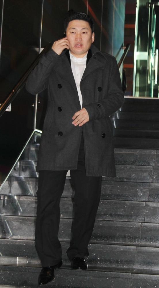 Олон нэрт Х.Манлай дуучин болохоор шийдэв үү