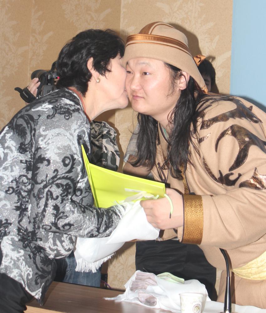 Галаа манасан саятан бүсгүйчүүд