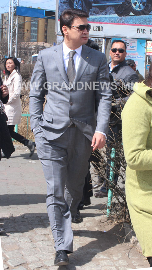 Амида хүүд  алга тэнийв 