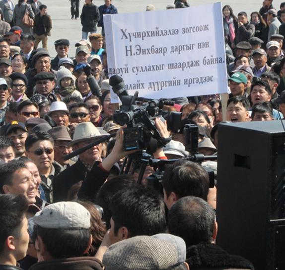 Хэн хэнийх нь зөв хэрүүлээ жагсаал болго