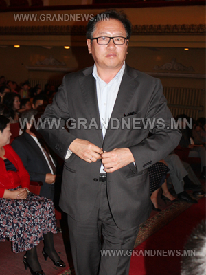 З.Алтай нүүр бардам алхаж байна 