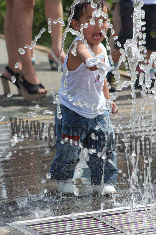 Дэлгэр зуны жаргалтай үрс 