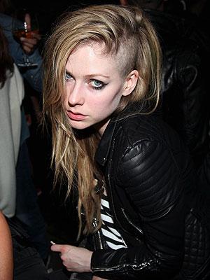 Холливудын хүүхнүүд толгойгоороо наадсаар л...