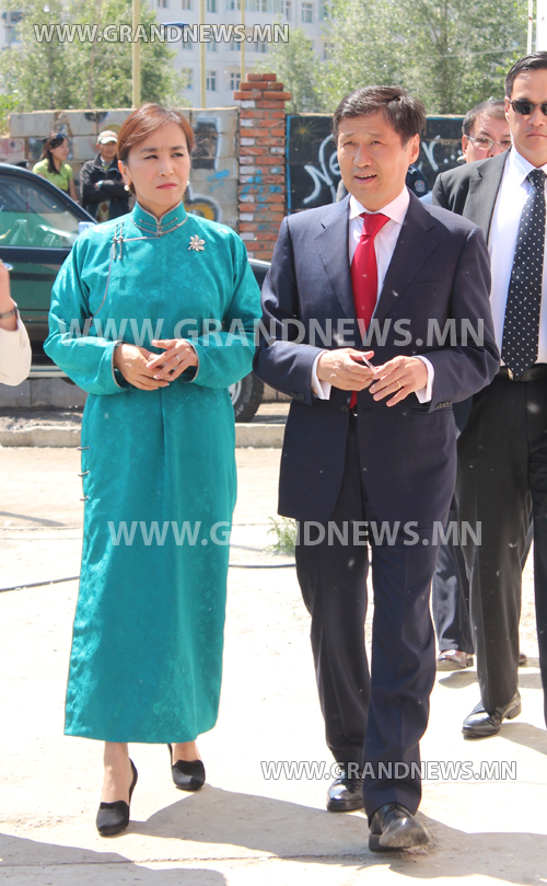 С.Батболд эхнэрийн хамт 