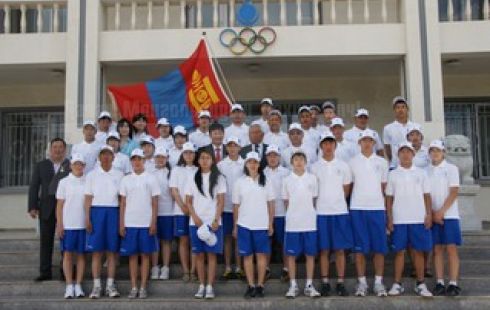 Олимпийн аваргуудын буухиа буулаа 