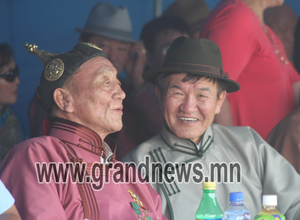 Үзүүр түрүүний бөхийг хүлээн авна 