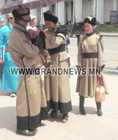 Дээлтэй монголчууд 