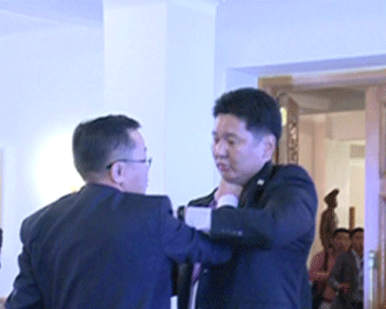 Бичлэг УИХ-ын гишүүн У.Хүрэлсэх  Г.Баярсайхныг çîäîæ танхайрчээ.