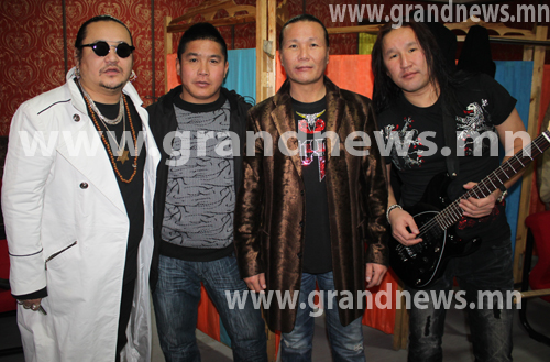 Гитарууд маань бүгд амьтай, цаанаа л миний нэг юм 