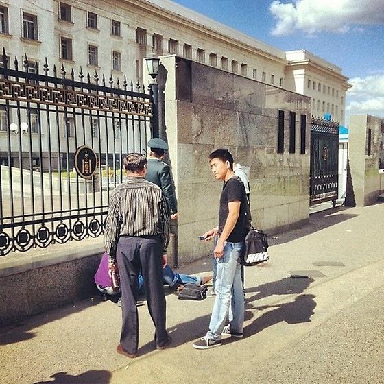 Төрийн ордны хашааны плита унаж  хүүхэд гэмтлээ