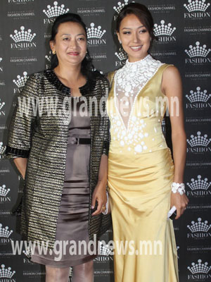 Сүйт бүсгүйгээ ээжийн хамт 