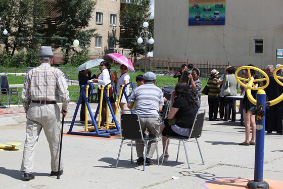 Халамжаа аваарай хүүхэд хөгшид өө