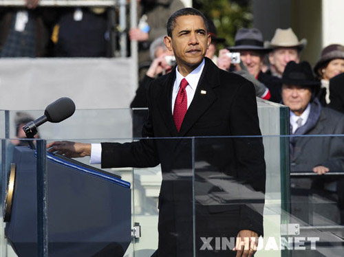 Обама тангараг өргөнө