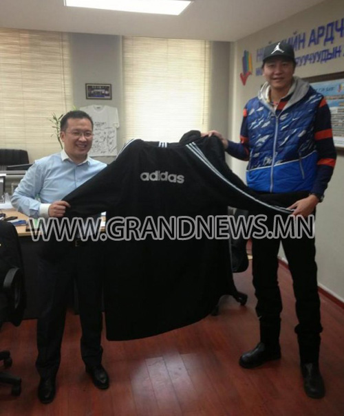 Ц.Шаравжамцын хувцасаар үхрийн нэмнээ хийнэ 