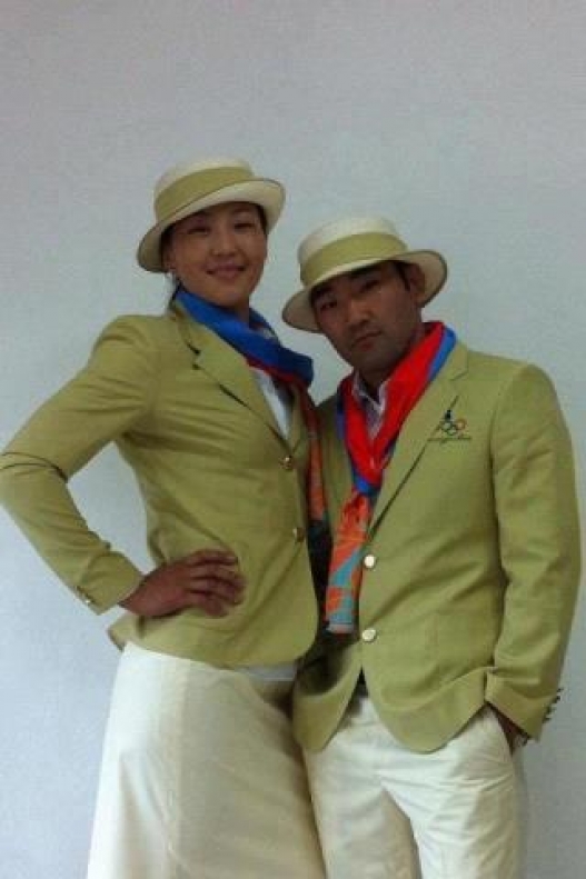 Үрийн зулай үнэрлэнэ