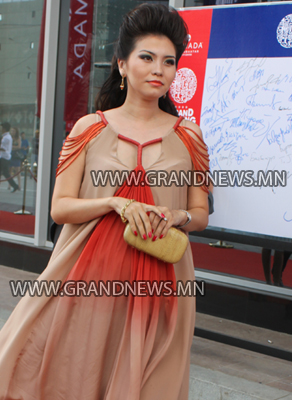 Гурван хүүхдийн эх гунхаж байна, цаана чинь