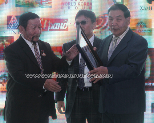 Шилдгүүд батламжаа гардлаа