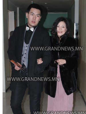 Үл таних эмэгтэй хүүтэй болжээ