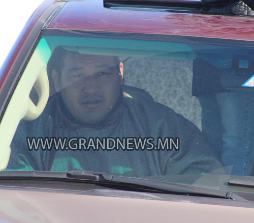 Эрхээ хасуулсан Санжаа энд байна  