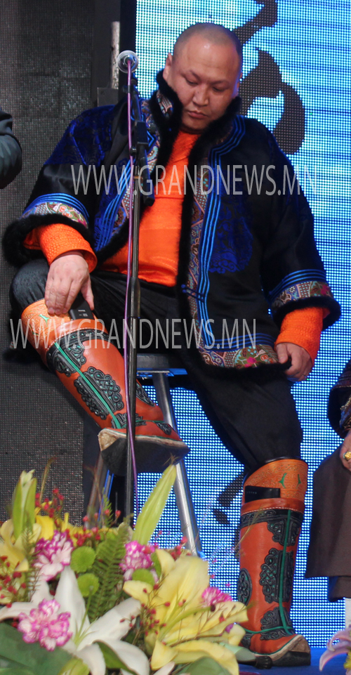 Дээгий утсаа энд нуув 