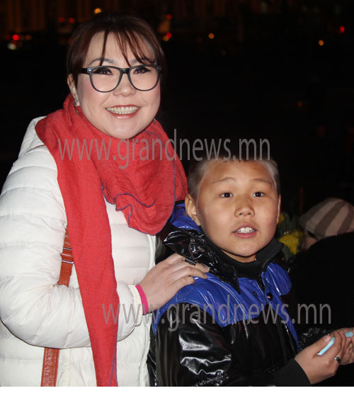 Аав ээжийнхээ араас...