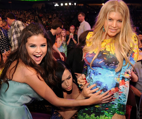 Дуучин Фергигийн өхөөрдөм гэдэс 