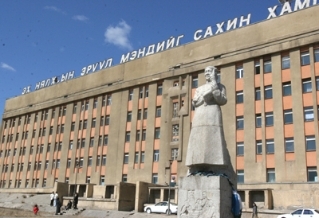 Хүний амиар дэнчин тавьсан улстөрчид 