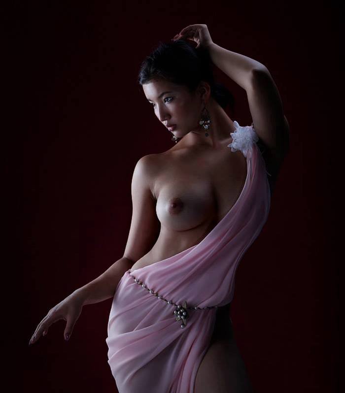 А.Сүхбатын гэргийн нүцгэн гараа