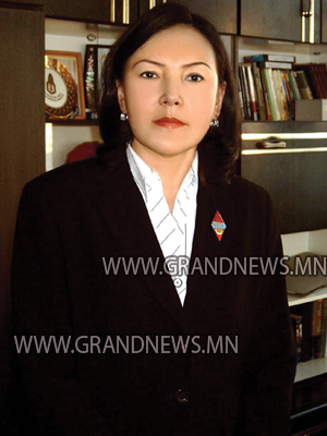 Р.Чойномыг араасаа гүйлгэсэн Ц.Байгалмаа ба түүний алаг нүдэн бэр 