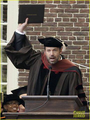 Бен Аффлек докторын зэрэг хамгааллаа