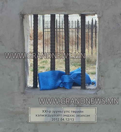 Энэ хөшөөний эзэн эмнэлэгт муу байна 