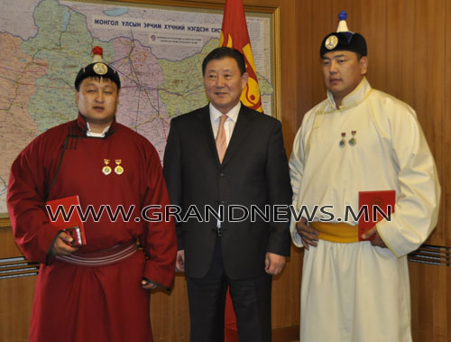 Сэргээш хэрэглэсэн Х.Мөнхбаатарт унасан бөхчүүдэд цолыг нь нөхөн өглөө 