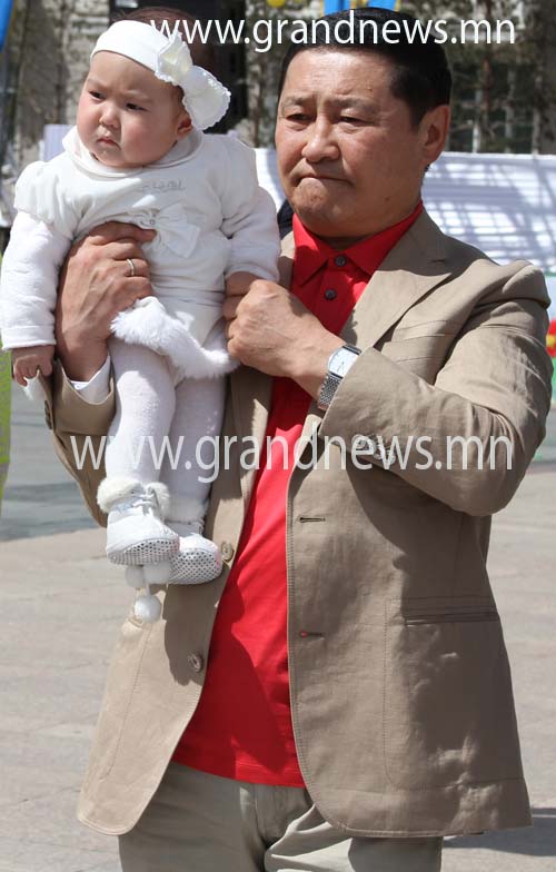 Ерөнхий сайд гэр бүлээрээ