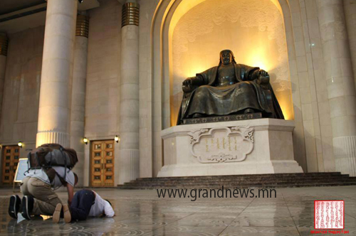 Чингисийн хөшөөнд мөргөлөө 